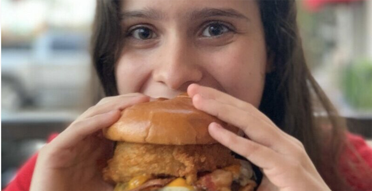 taylor eating burger